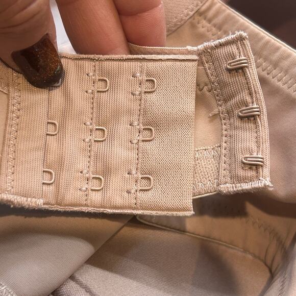 Playtex Secrets Full-Figure Wireless Bra
Size 40D Color-Taupe - Picture 4 of 7